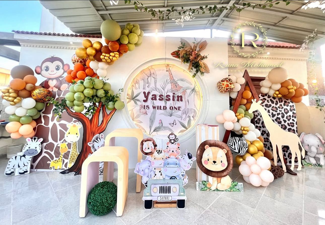 Safari Wild One Birthday Decoration with Balloons, Jungle Animals & Safari Backdrop