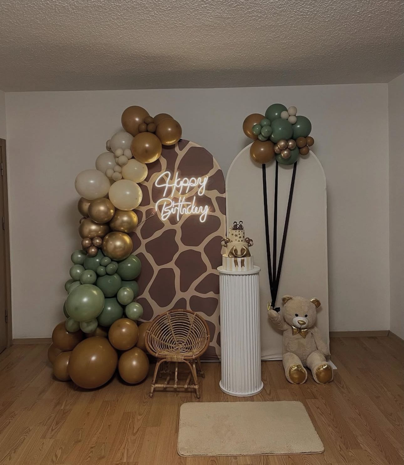 Simple Jungle Theme Birthday Decoration with Giraffe Backdrop & Balloon Garland